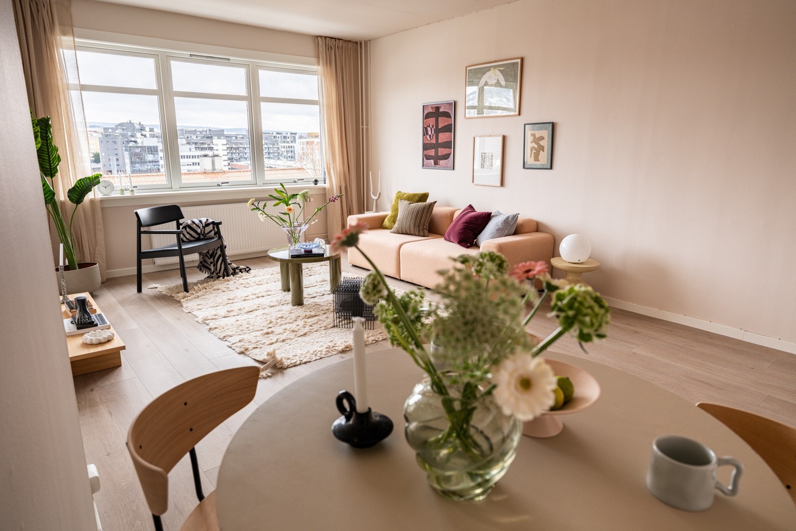 Stuen er det naturlige oppholdsrommet i leiligheten, og er et stort, lyst og fint rom. Galleribilde