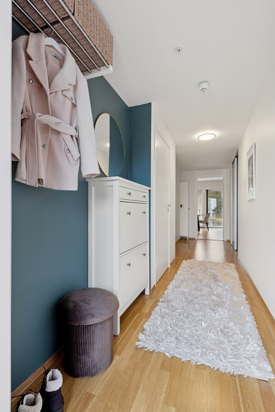 Romslig inngangsparti med gode muligheter for oppheng av yttertøy. Galleribilde