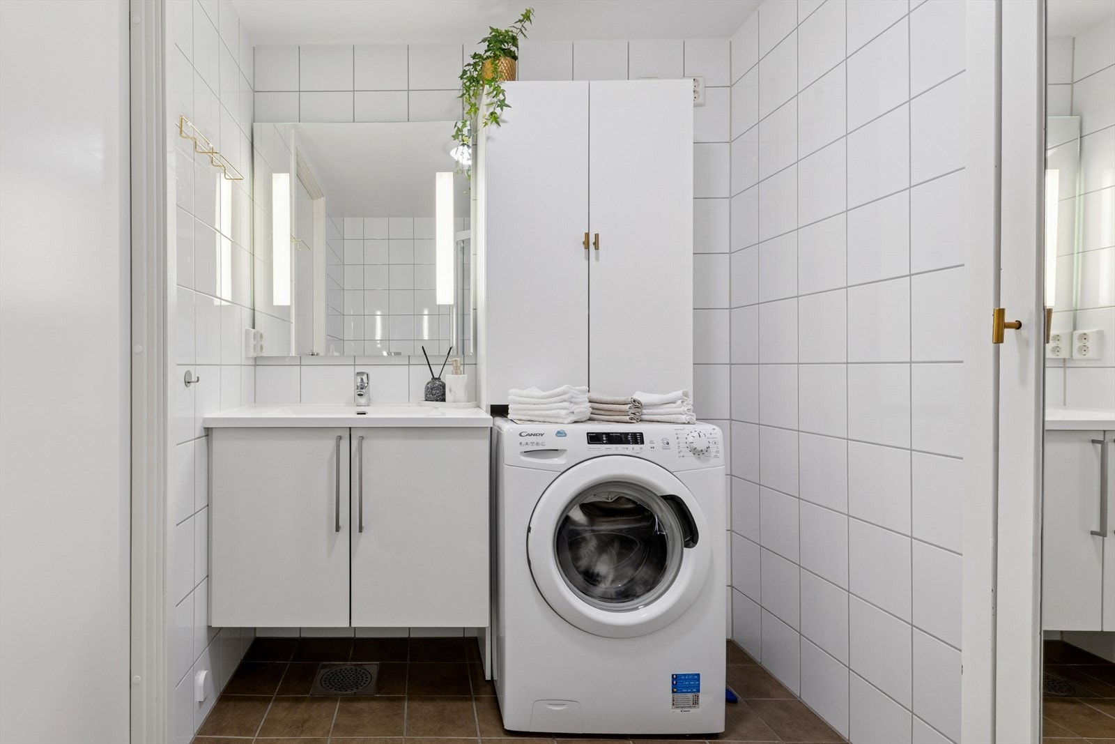 Badet har lys og tidsriktig innredning, dusjsone og opplegg for vaskemaskin og tørketrommel. Galleribilde