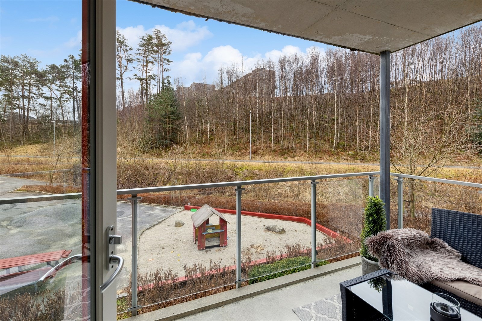 Herfra er det utgang til en sørvendt og romslig balkong på ca. 12 kvm, hvor du kan nyte gode solforhold store deler av året, hyggelige middager eller rolige kvelder i solen. Galleribilde