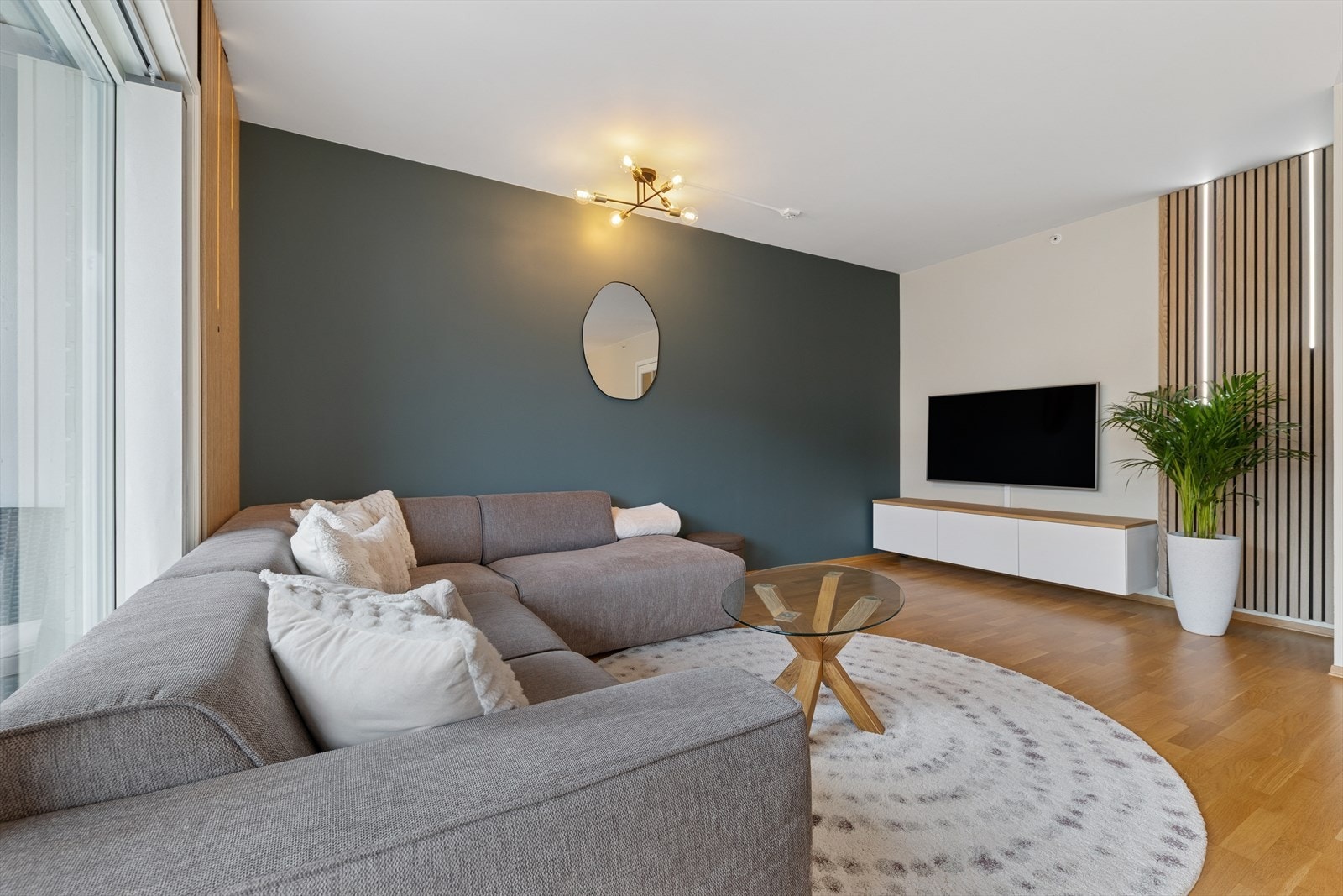 Moderne spilevegger med integrert LED-belysning som gir et stilrent uttrykk og en lun, stemningsfull atmosfære. Galleribilde