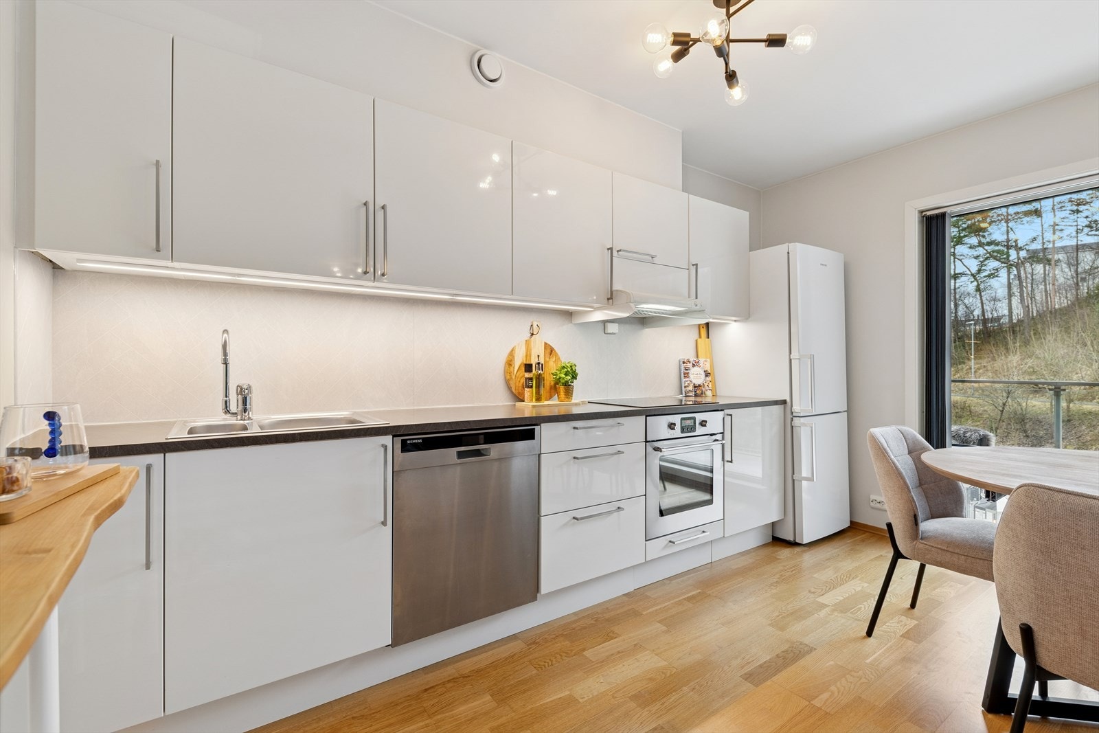 Kjøkkenet er velutstyrt og byr på rikelig med skap- og benkeplass, noe som gir gode arbeidsforhold og praktisk oppbevaring. Galleribilde