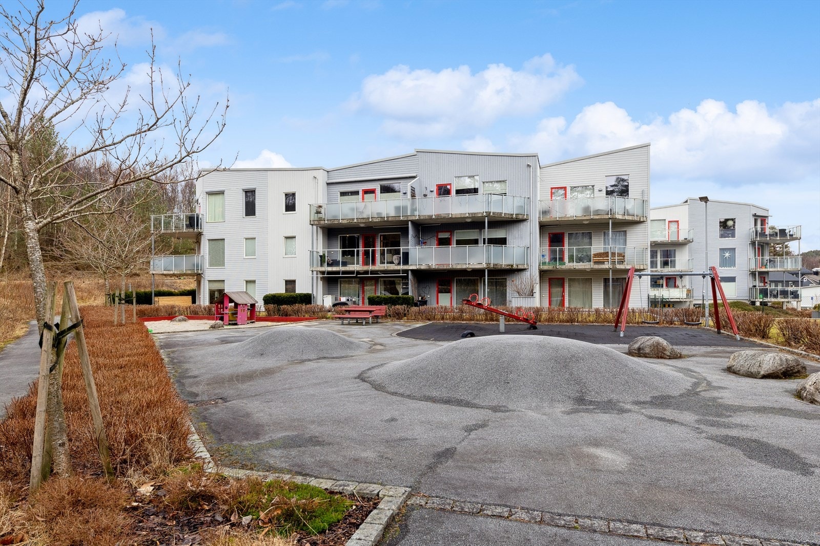 Bjånnbåsen 3A ligger i den ettertraktede og familievennlige bydelen Bogafjell i Sandnes kommune. Området er kjent for sitt rolige og trygge bomiljø, med en perfekt kombinasjon av nærhet til både natur og byliv. Galleribilde