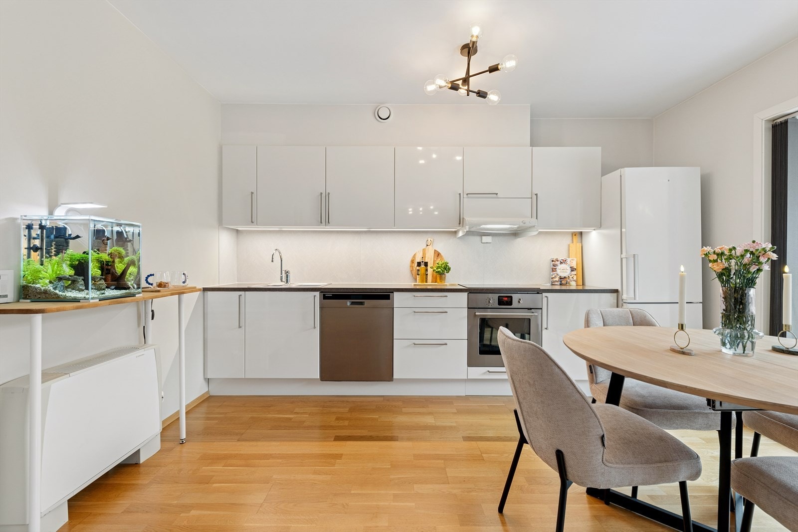 Leiligheten ligger i 2. etasje og har en romslig og lettmøblert planløsning som gir gode innredningsmuligheter. Galleribilde