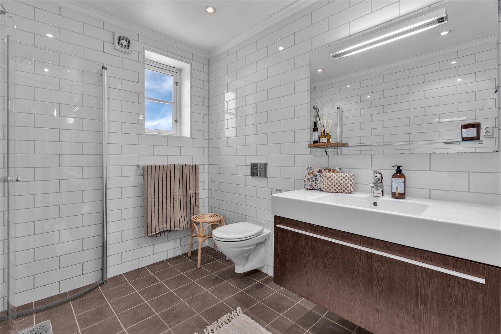 Baderom inneholder dusjløsning, vegghengt wc, og baderomsinnredning Galleribilde