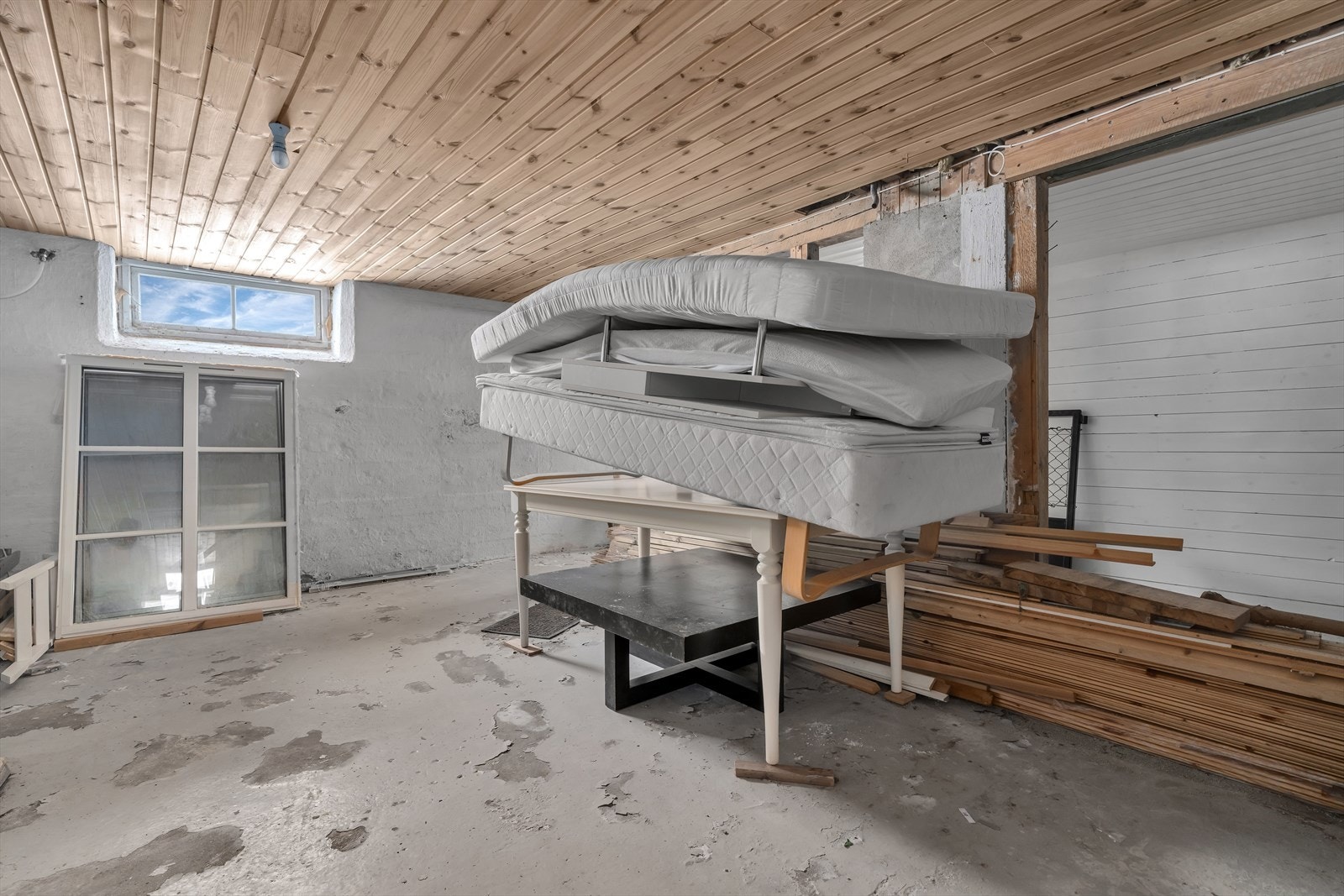 Leiligheten disponerer deler av byggets kjelleretasje, og deler inngang til denne med seksjon 2. Galleribilde