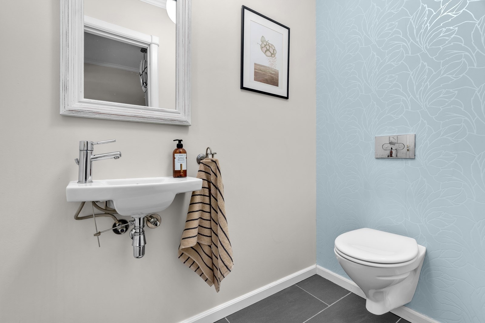 Leiligheten har også et toalettrom beliggende til venstre for inngangsdøren som er praktisk i en hektisk hverdag Galleribilde