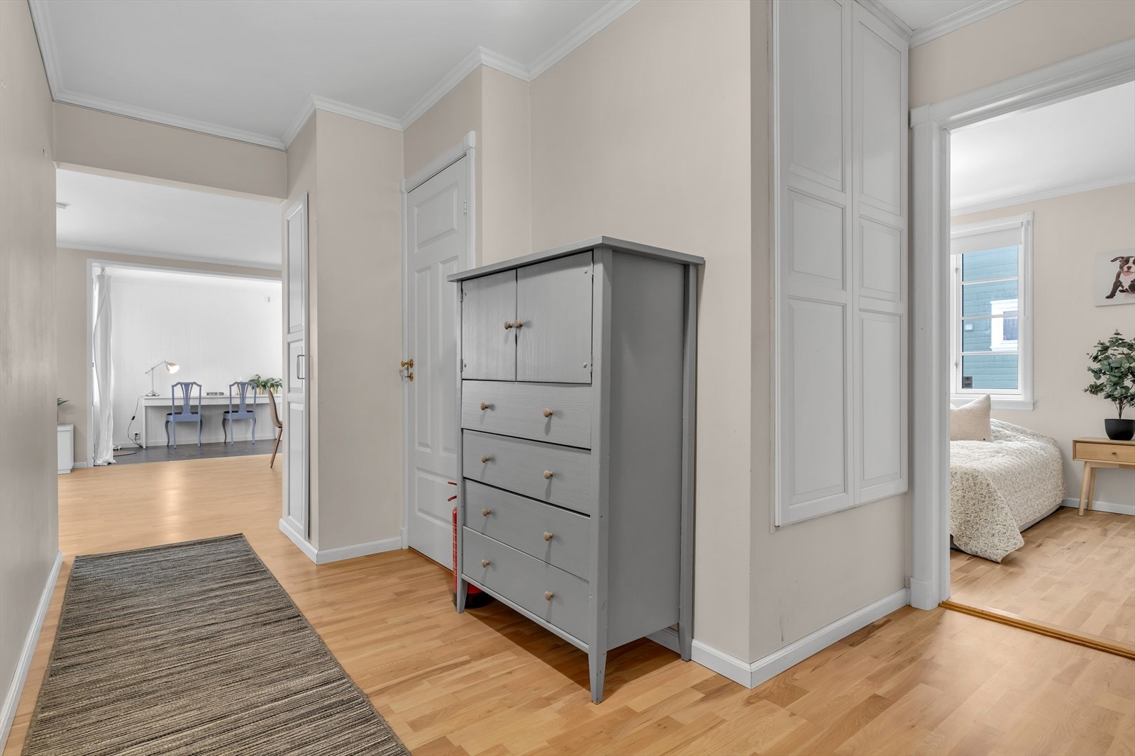 Leiligheten har en lys og luftig gang hvor det også er dør til trapp som tar deg ned til kjelleren som leiligheten disponerer Galleribilde