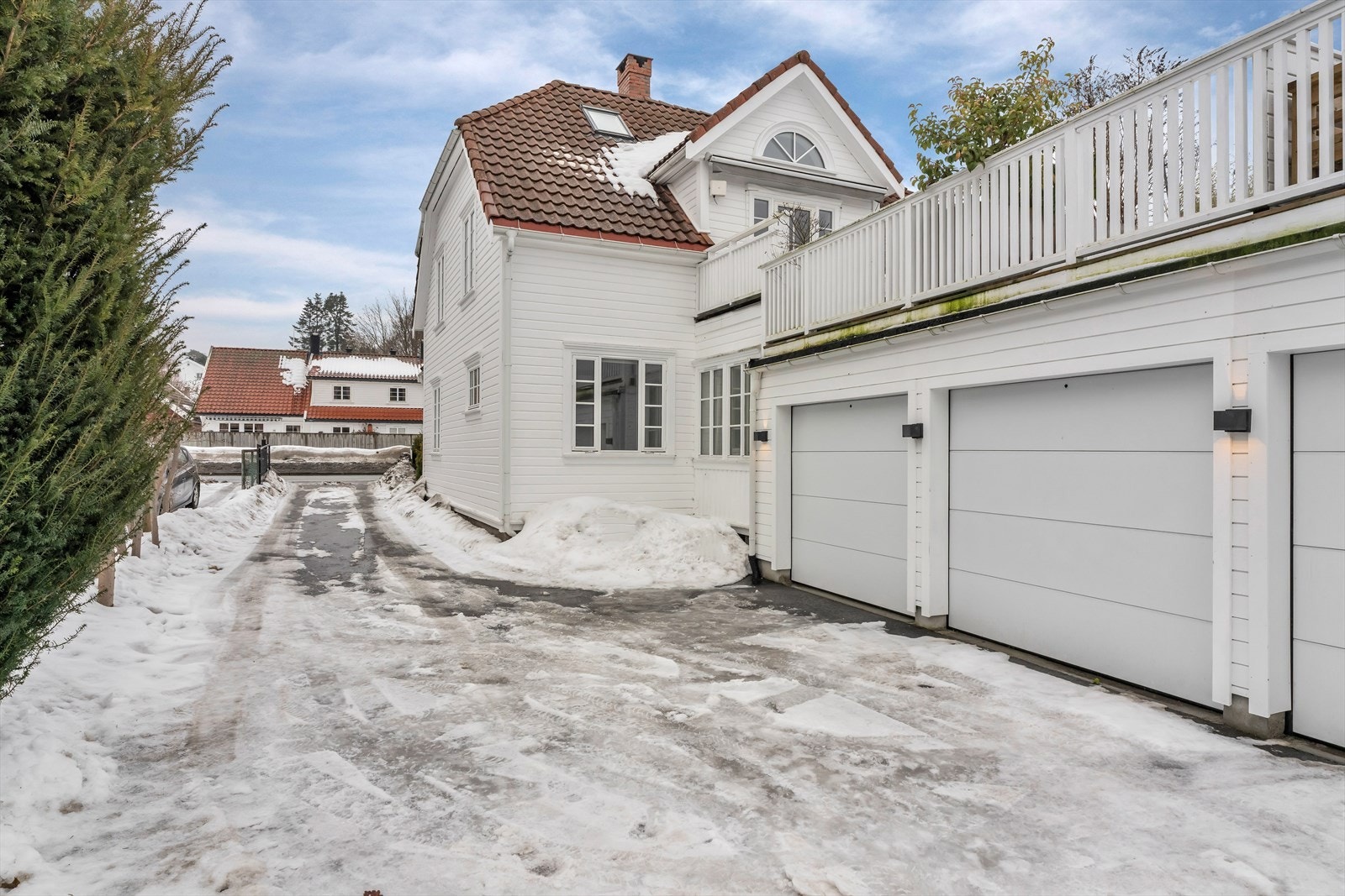 Det medfølger fast biloppstillingsplass i lukket garasjeanlegg med elektrisk port - en sjelden og ettertraktet kvalitet i området. Plass nummer to fra høyre. Galleribilde