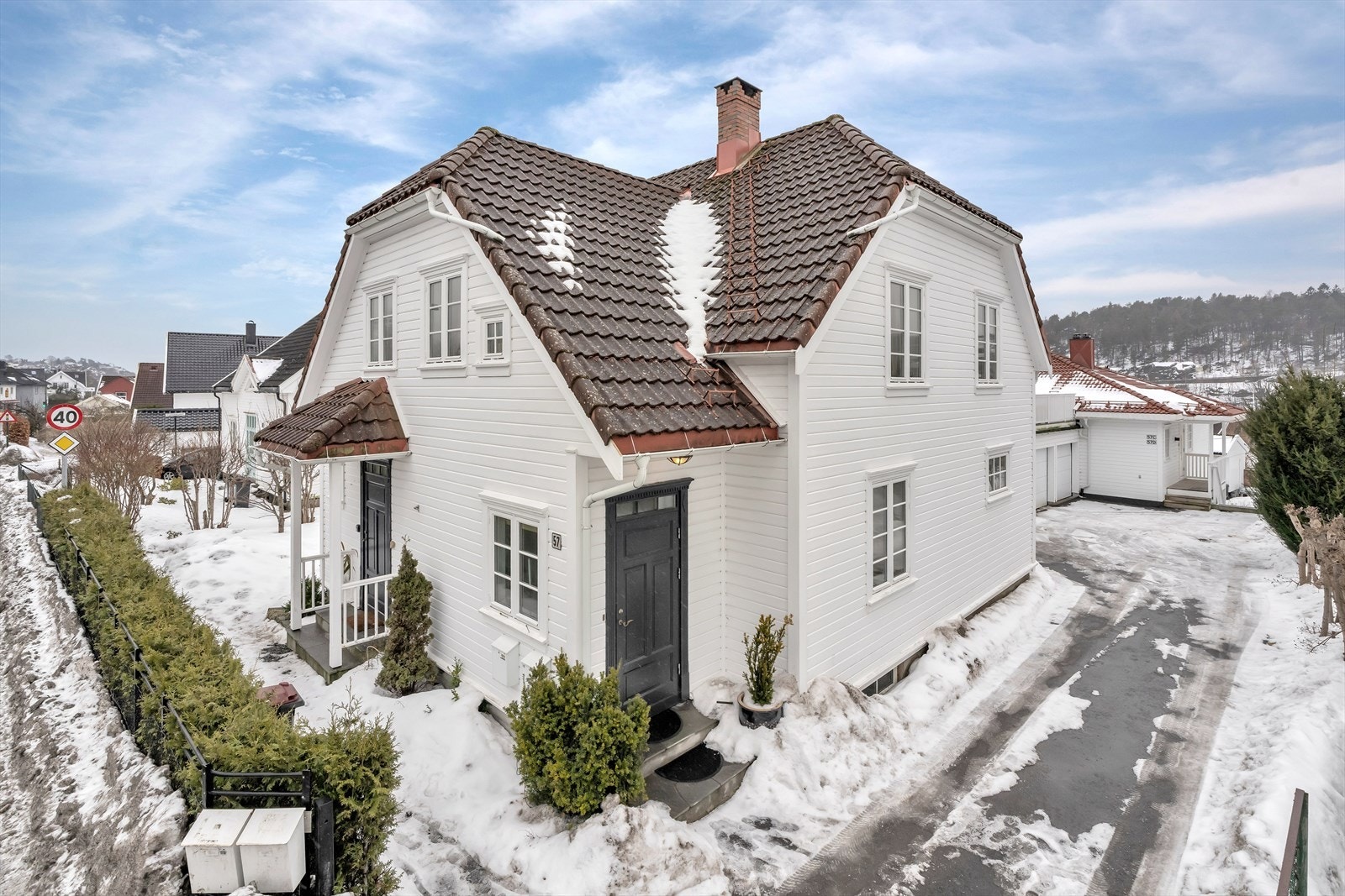 Felles tomt er opparbeidet med privat asfaltert innkjørsel, gressplen og annen beplantning Galleribilde