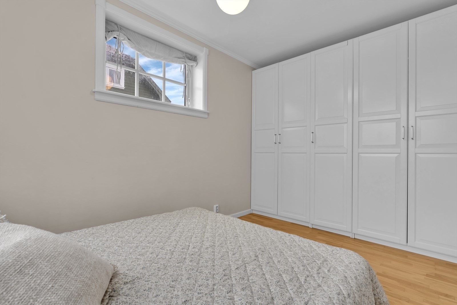 Videre er det plassert en god garderobe for oppbevaring også i soverom 2 Galleribilde