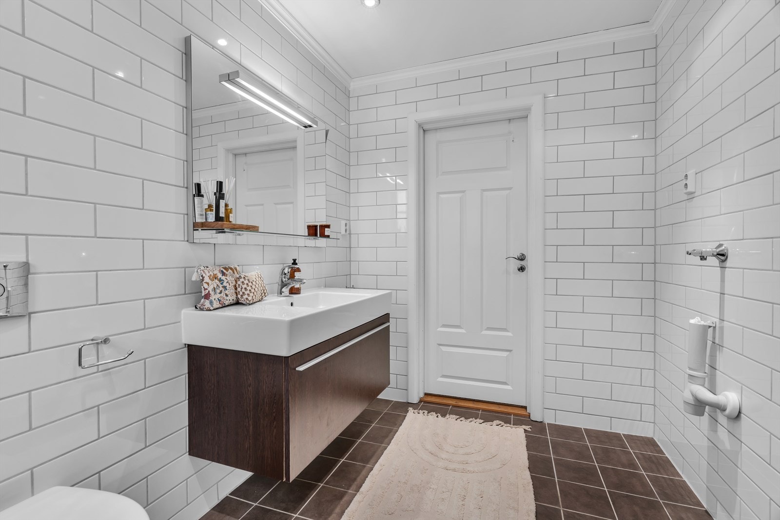 Det er også opplegg for vaskemaskin og varmekabler i gulv Galleribilde