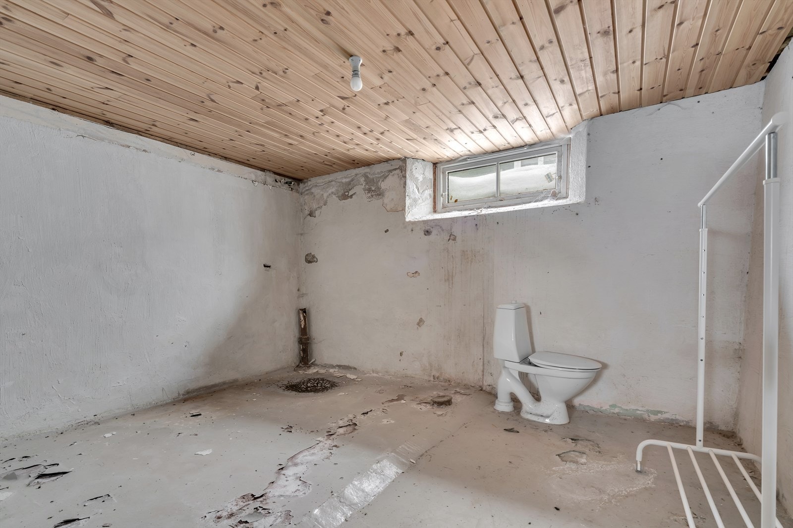 Etasjen har en god takhøyde på ca. 208 cm (høyde er hentet fra tilstandsrapport, megler har ikke kontrollmålt takhøyde) Galleribilde