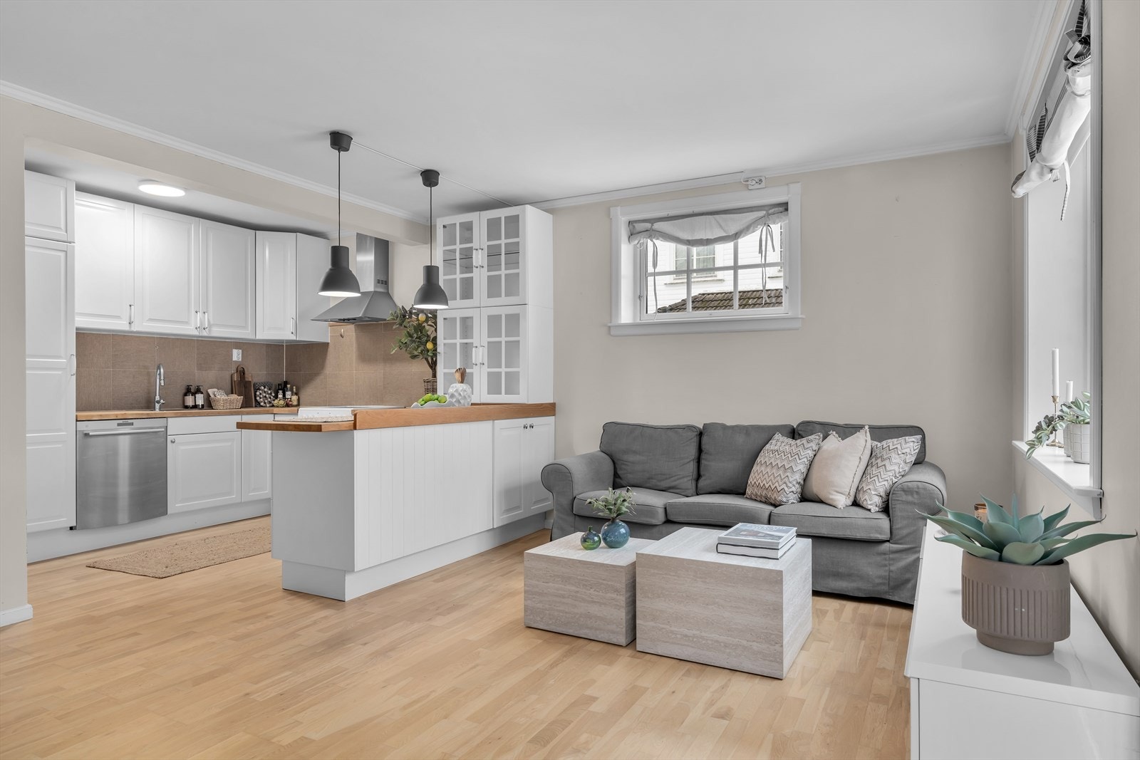 Leiligheten har en lys og åpen stue-/kjøkkenløsning som gir en sosial og funksjonell planløsning Galleribilde