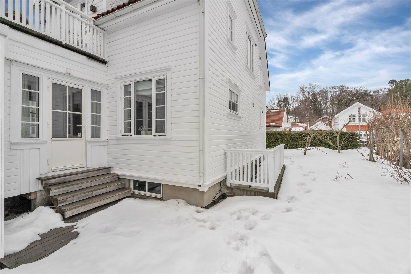 Leiligheten disponerer deler av sameiets uteområde samt del av felles takterasse, se vedlagte tegninger i prospektet Galleribilde