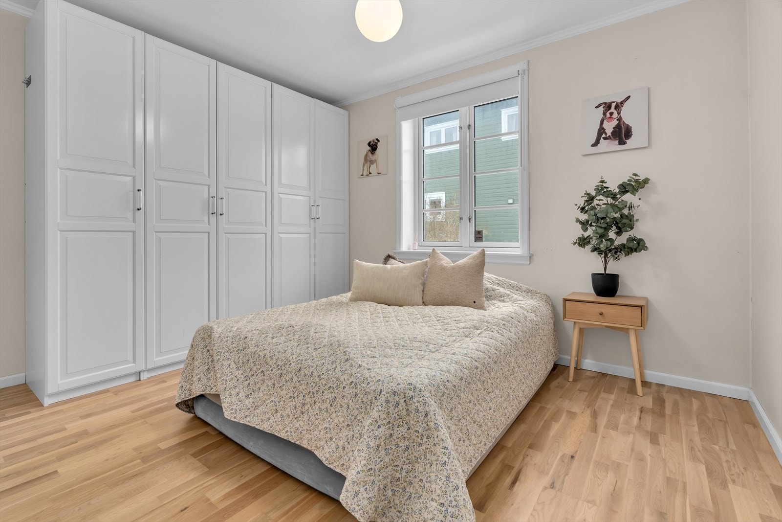 Hovedsoverom - Et godt soverom med god plass til dobbeltseng og annet tilhørende møblement. Det er et stort garderobeskap i rommet for oppbevaring. Galleribilde