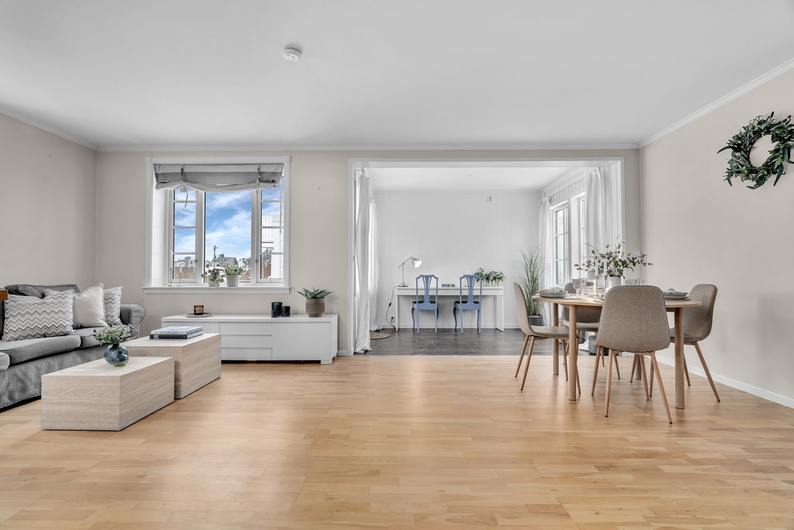 Stuen er lys og luftig med store vindusflater som bidrar til godt naturlig lysinnslipp Galleribilde