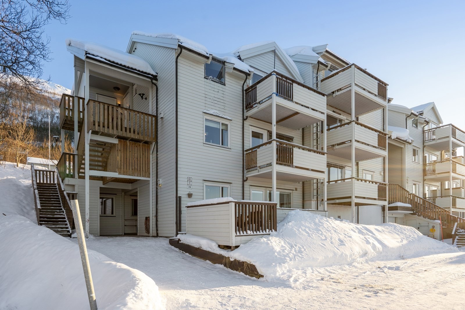 Reinvegen 39 ligger i et rolig og attraktivt boligområde på Reinen, kun 4 km fra Tromsø sentrum. Galleribilde