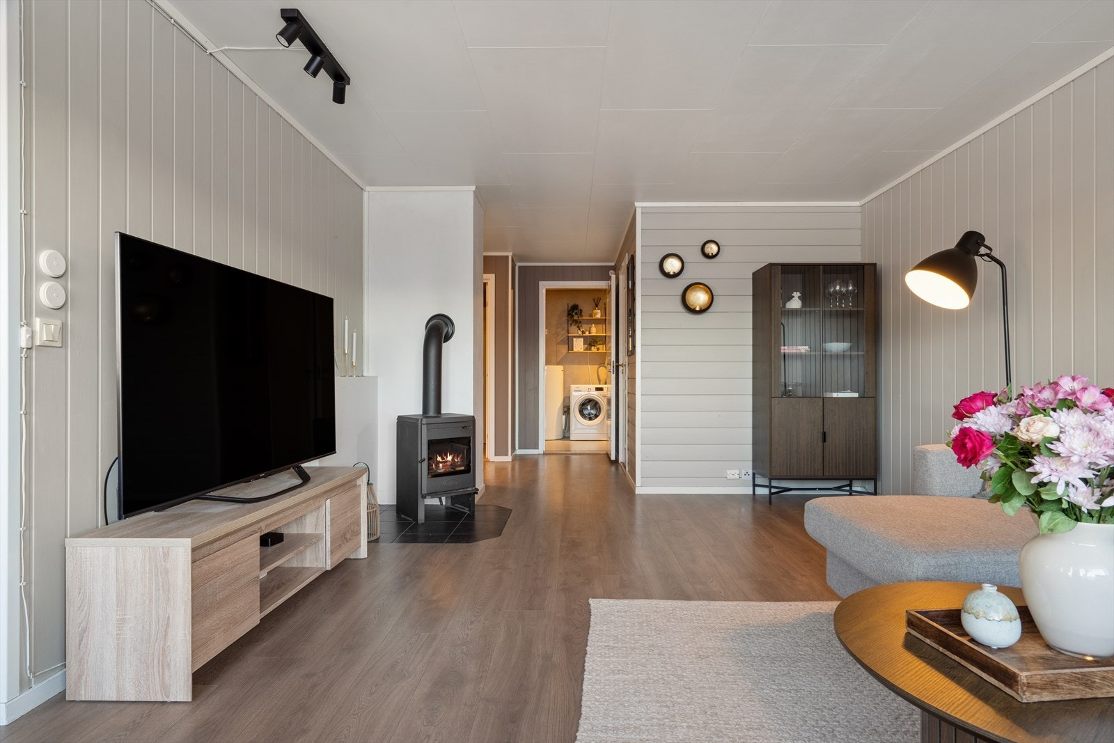 Det er i stuen etablert vedovn. Galleribilde