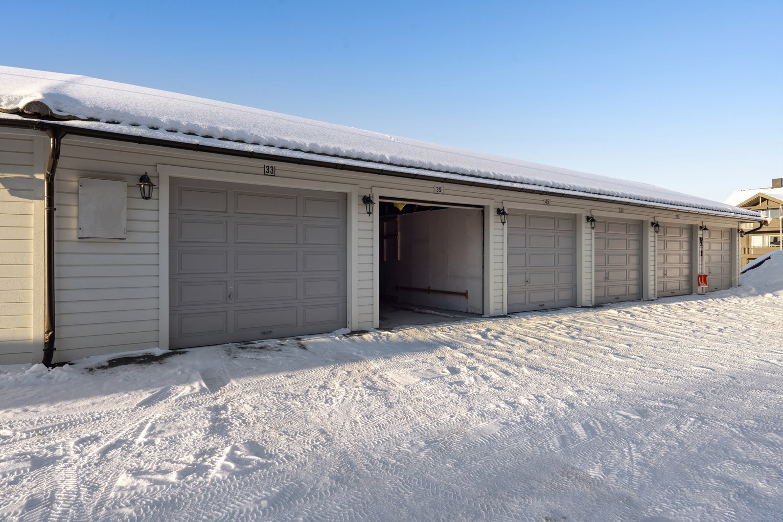 Til leiligheten medfølger garasje i felles garasjerekke. Galleribilde