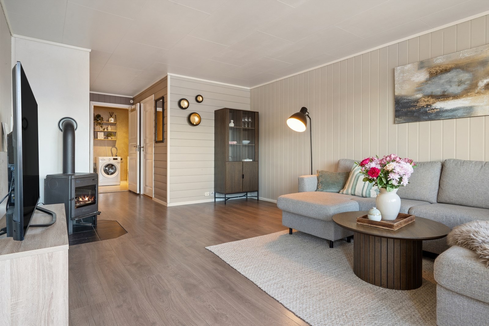 Leiligheten inkluderer en åpen stue- og kjøkkenløsning. Galleribilde