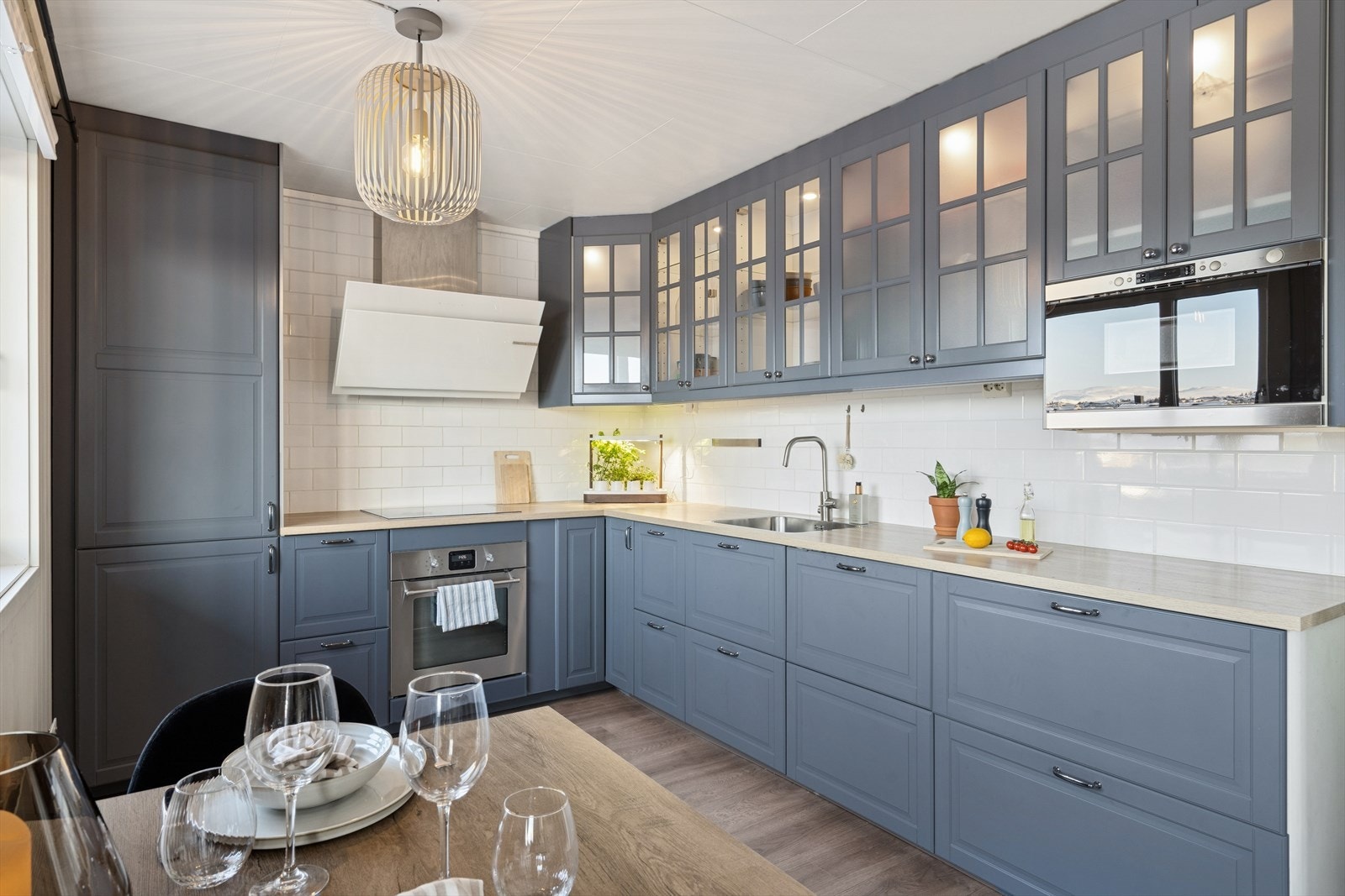 Kjøkkeninnredning fra 2017 med profilerte fronter og benkeplate i laminat. Galleribilde