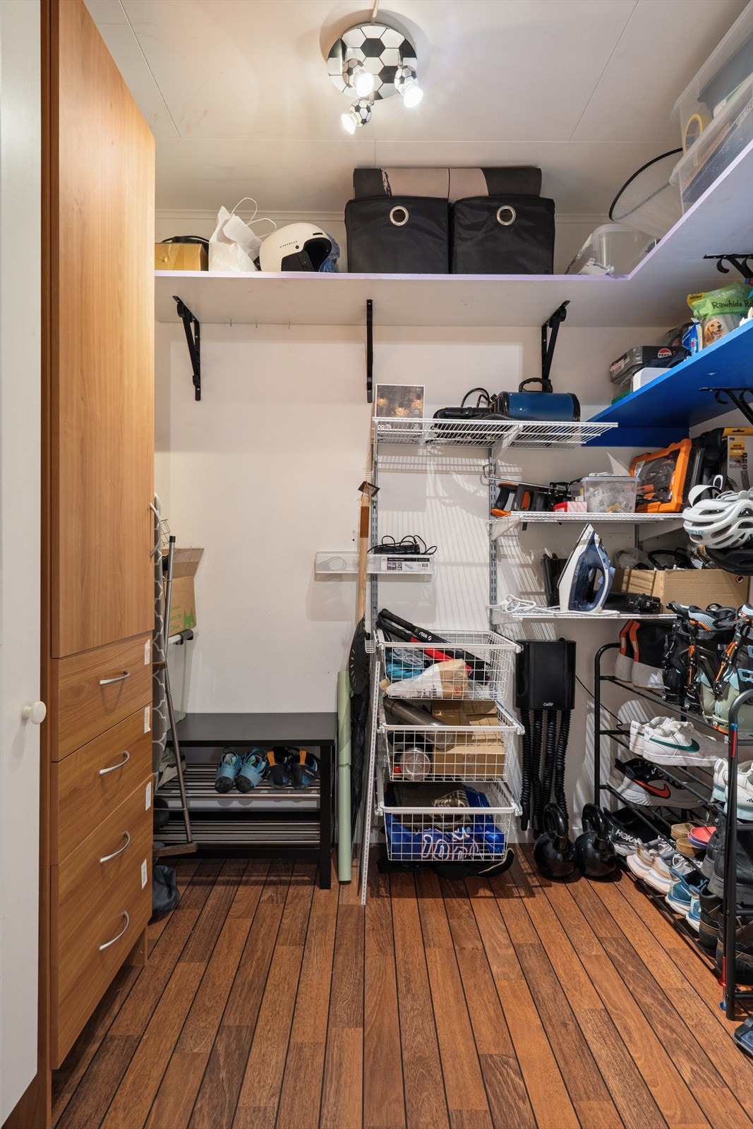 Leiligheten har en praktisk innvendig bod og en utvendig bod. Galleribilde