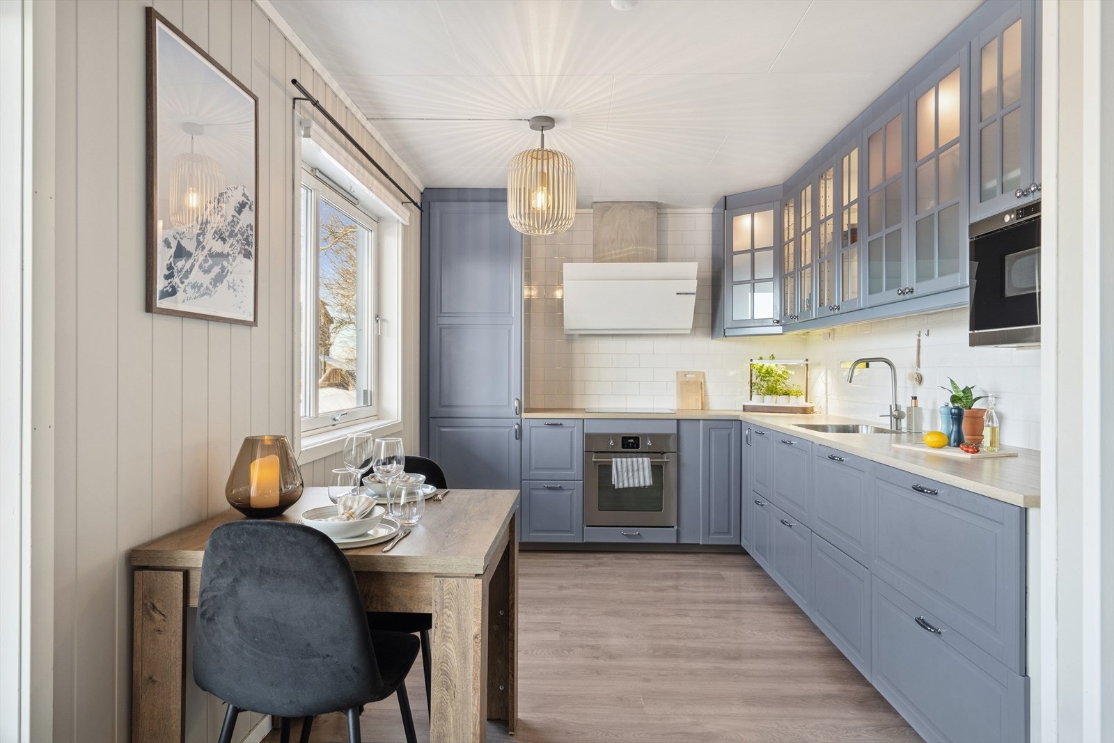 Innredningen består av både over- og underskap, samt at det er fliser på vegg over benkeplaten. Galleribilde