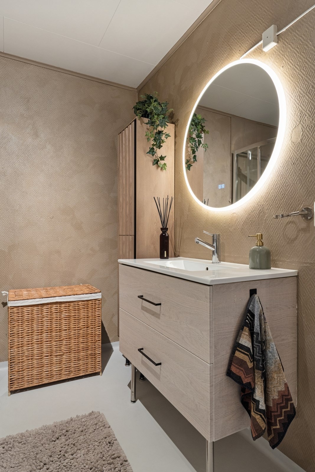 Innredningen består av speil med belysning, servant med seksjon, toalett, dusjkabinett og opplegg for vaskemaskin. Galleribilde