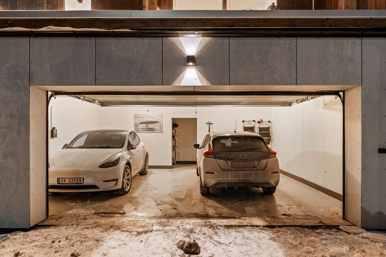 Integrert dobbelgarasje med god plass til to biler og oppbevaring i bod. Praktisk og komfortabelt året rundt. Galleribilde