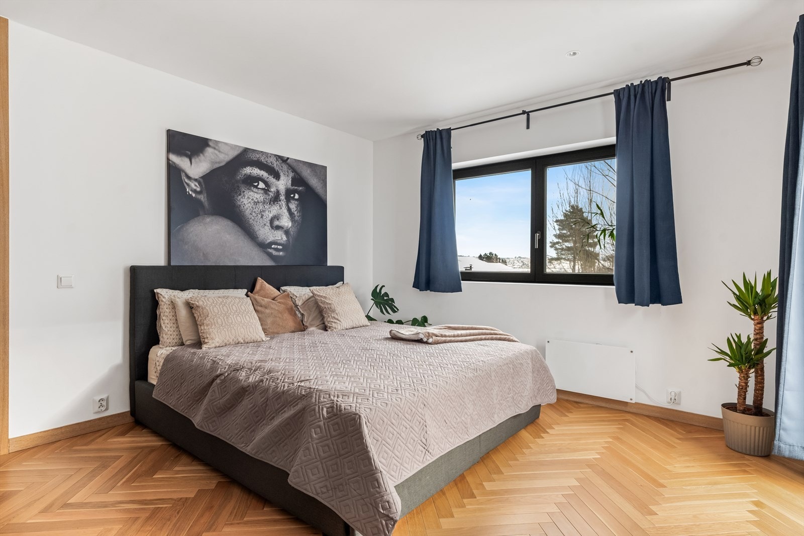 Hovedsoverommet er romslig og rolig, med plass til stor seng og garderobe. Galleribilde