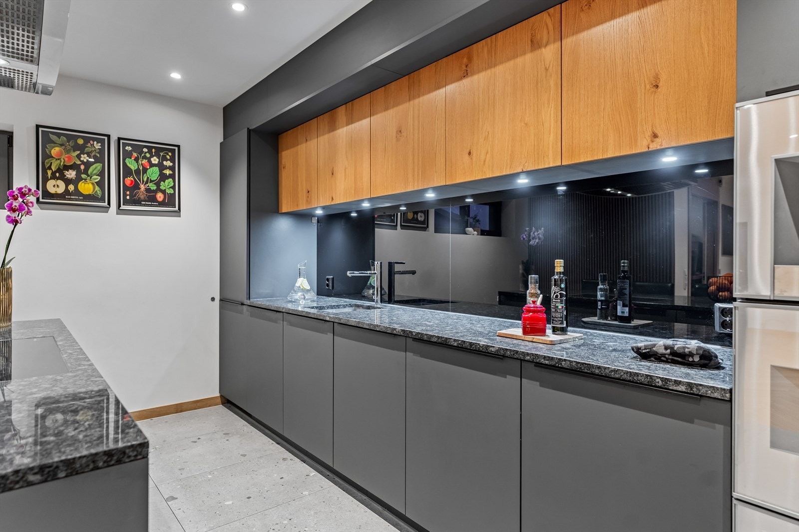 Tidløs kjøkkeninnredning med sorte detaljer og elegante kontraster. Galleribilde