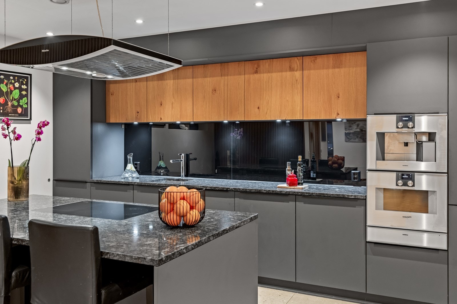 Stor kjøkkenøy med sitteplasser - perfekt for morgenkaffen eller leksehjelp. Galleribilde