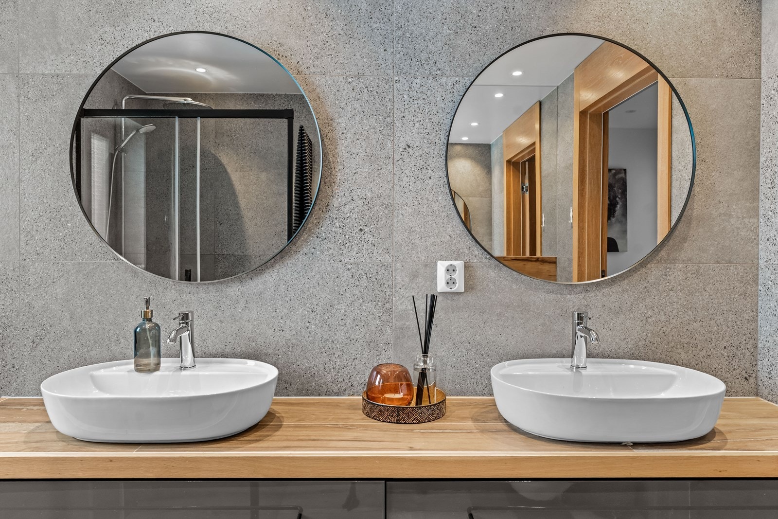 Dobbel servant gjør morgenrutinene både enklere og mer komfortable. Galleribilde