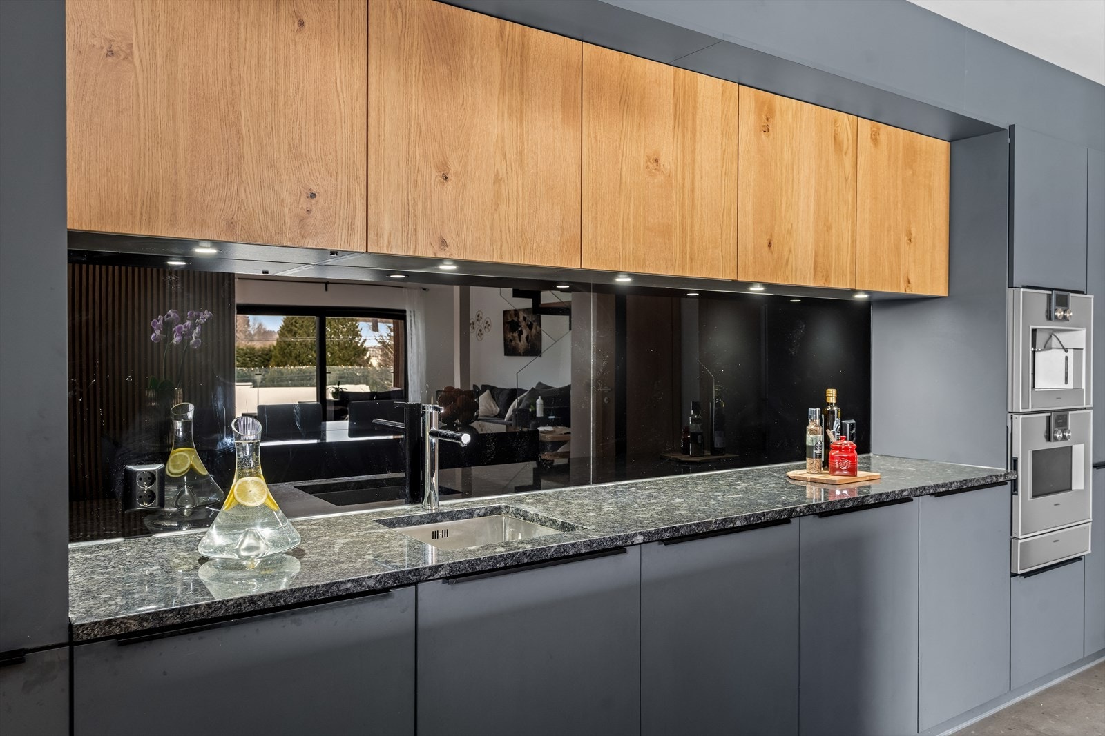 Eksklusivt kjøkken med integrerte hvitevarer, rikelig skapplass og påkostede materialvalg. Galleribilde