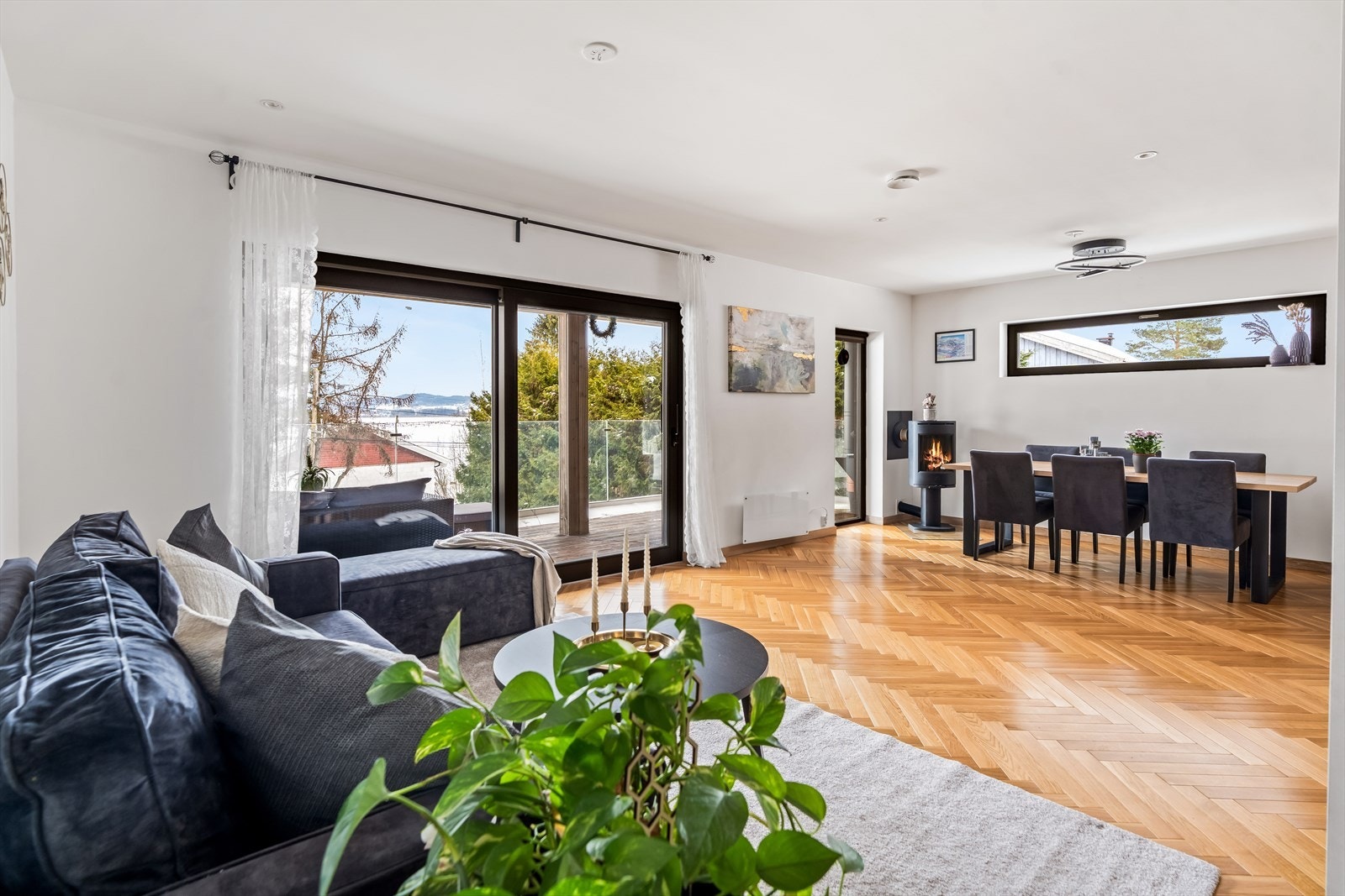 Store vindusflater slipper inn rikelig med lys og skaper en luftig atmosfære i oppholdsrommet. Galleribilde