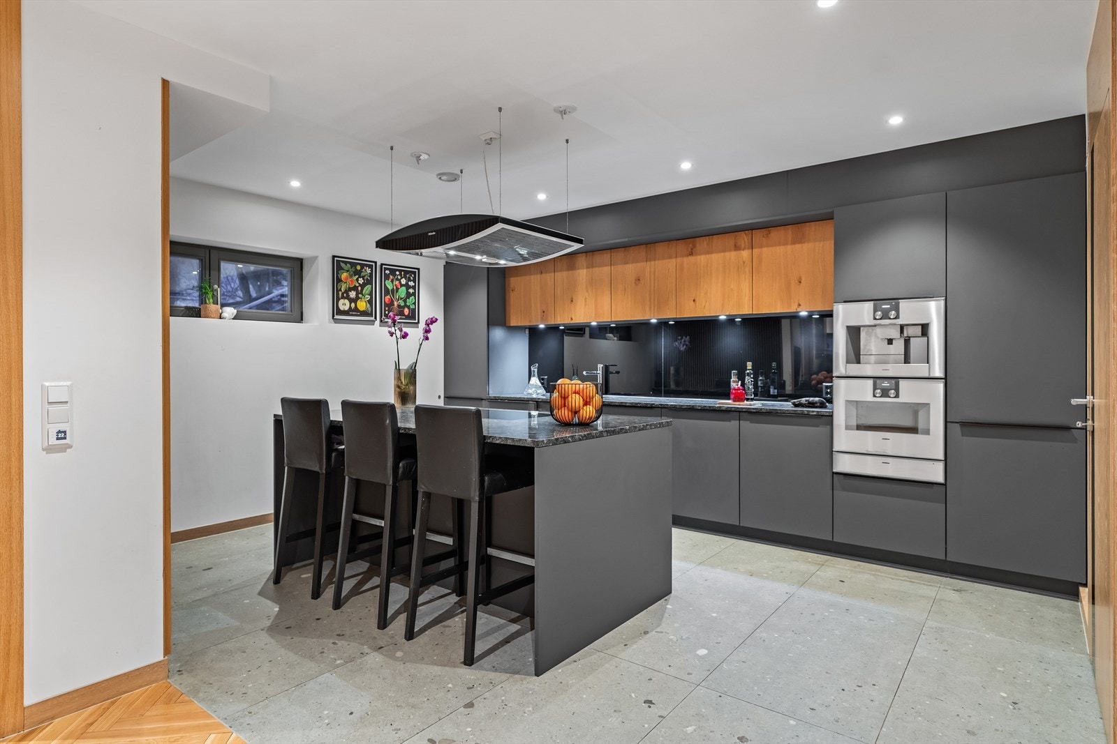 Kjøkkenet ligger skjermet, men samtidig sosialt plassert i boligens hjerte. Galleribilde