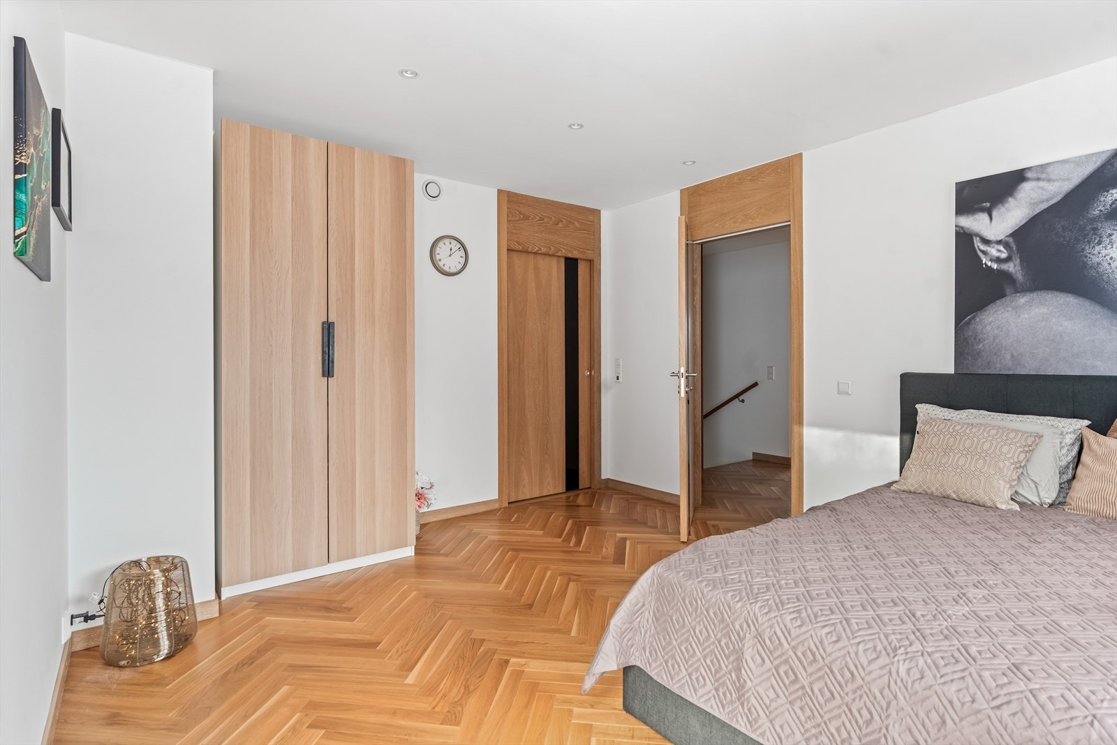 Soverommet har god plass til garderobeløsning, dobbeltseng og nattbord. I tillegg er det videre tilgang til eget bad. Galleribilde