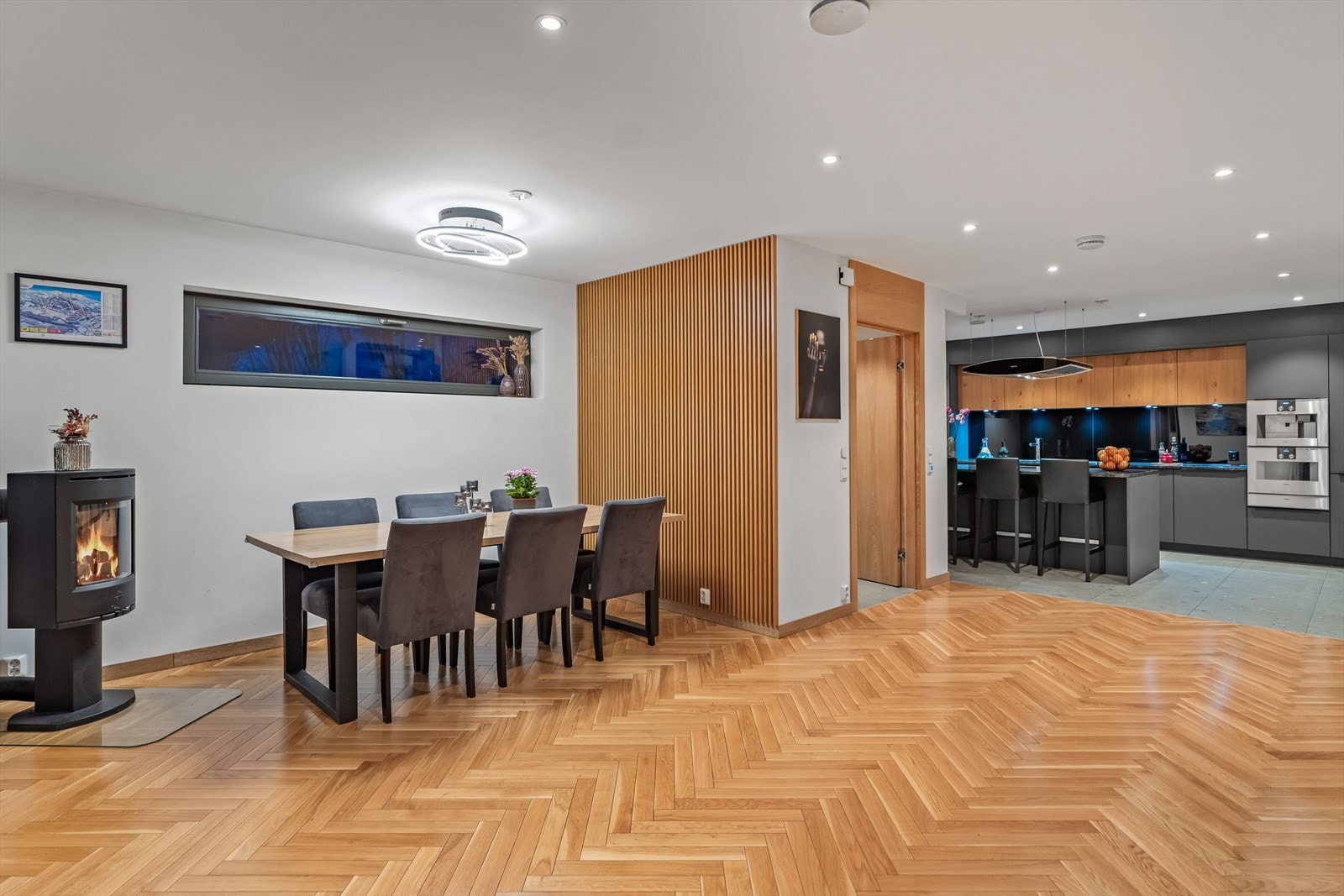 Spisestuen ligger naturlig tilknyttet kjøkkenet - perfekt for både hverdagsmiddager og lange selskap. Galleribilde