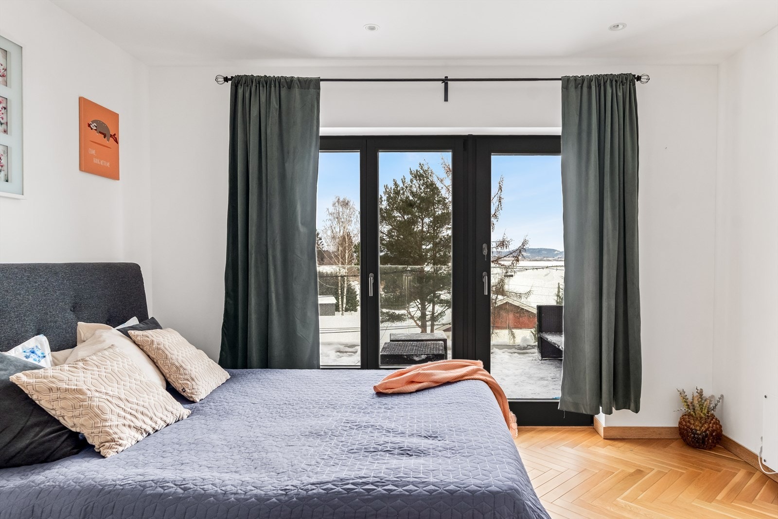 Soverom med direkte utgang til uteplass - våkn opp til frisk luft og utsikt. Galleribilde