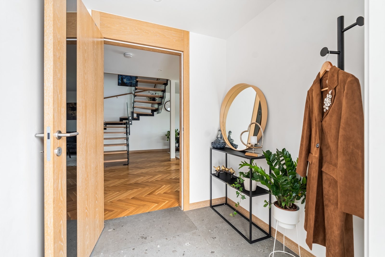 Innbydende entré med god plass til oppbevaring og garderobeløsning. Galleribilde