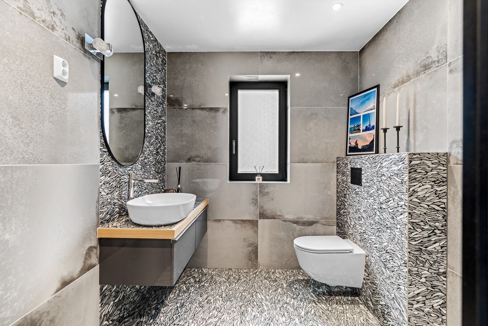 Delikat bad med takdusj og moderne uttrykk. Galleribilde