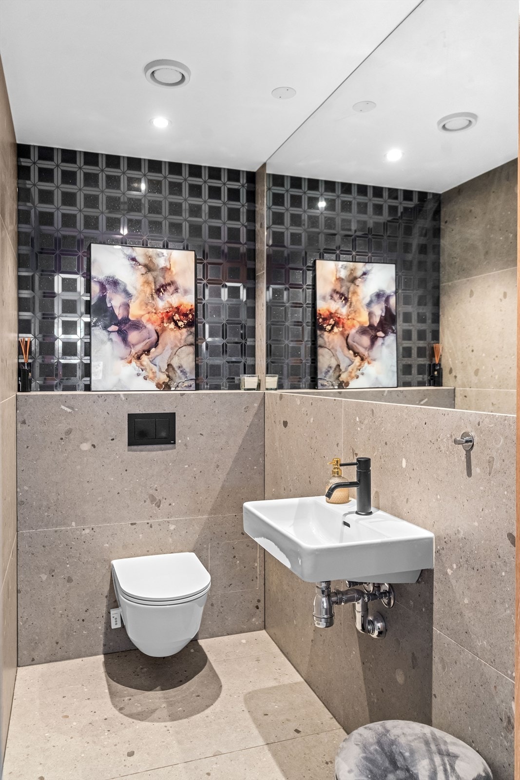 Lekkert og delikat toalettrom med moderne flisvalg og stilrene detaljer. Galleribilde