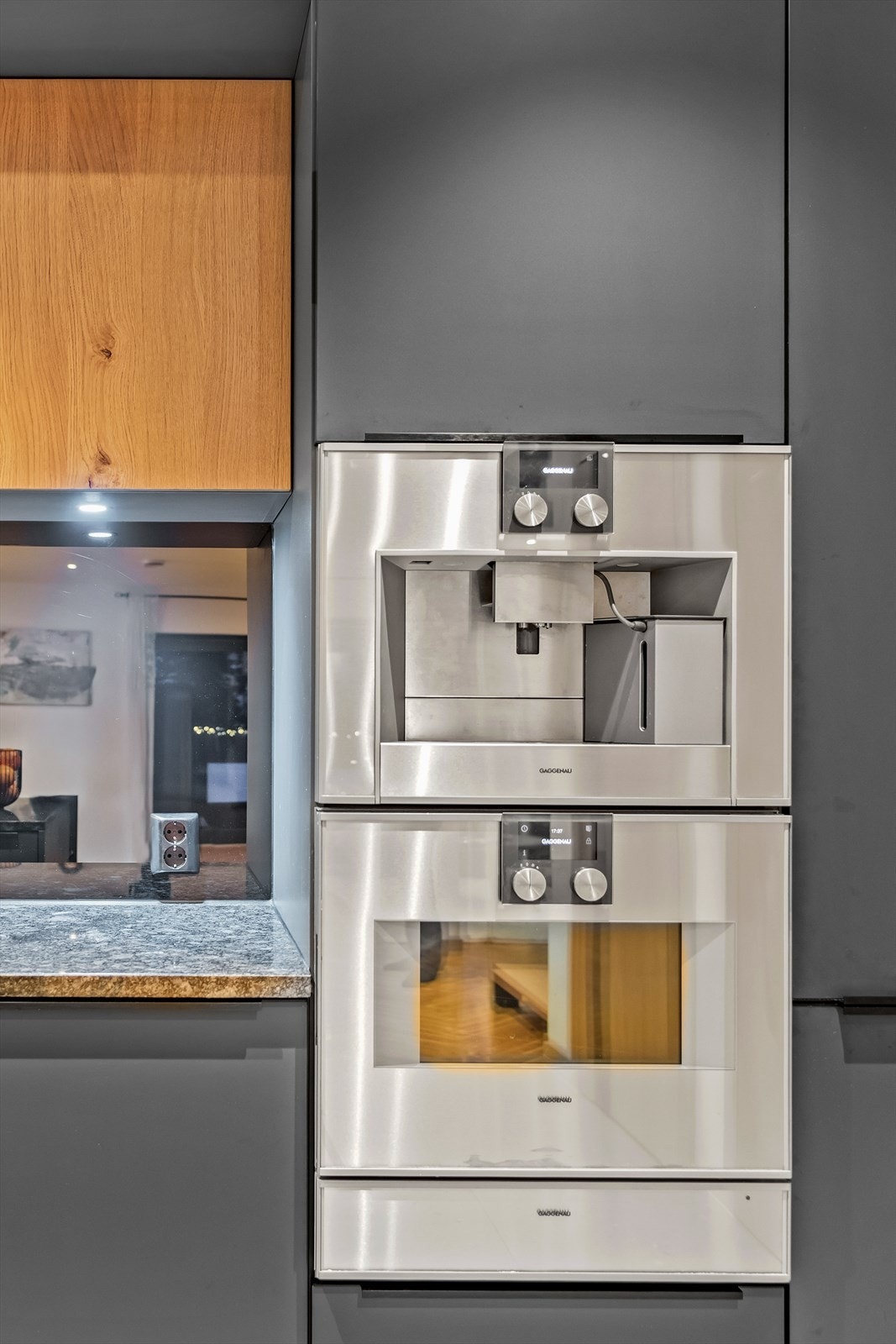 Eksklusive hvitevarer fra Gaggenau - kaffemaskin, stekeovn med mikro og varmeskuff i høyskap. Galleribilde