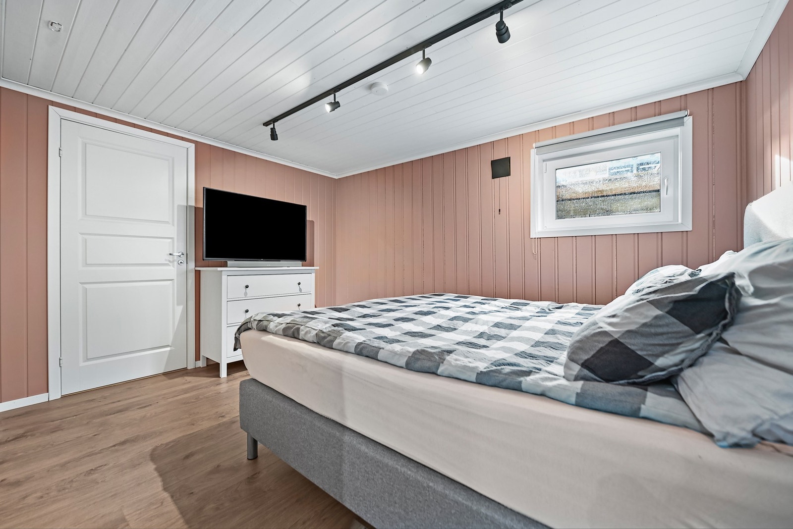 Innredet rom i kjeller benyttet som soverom. Kjelleren er ikke godkjent for varig opphold. Galleribilde