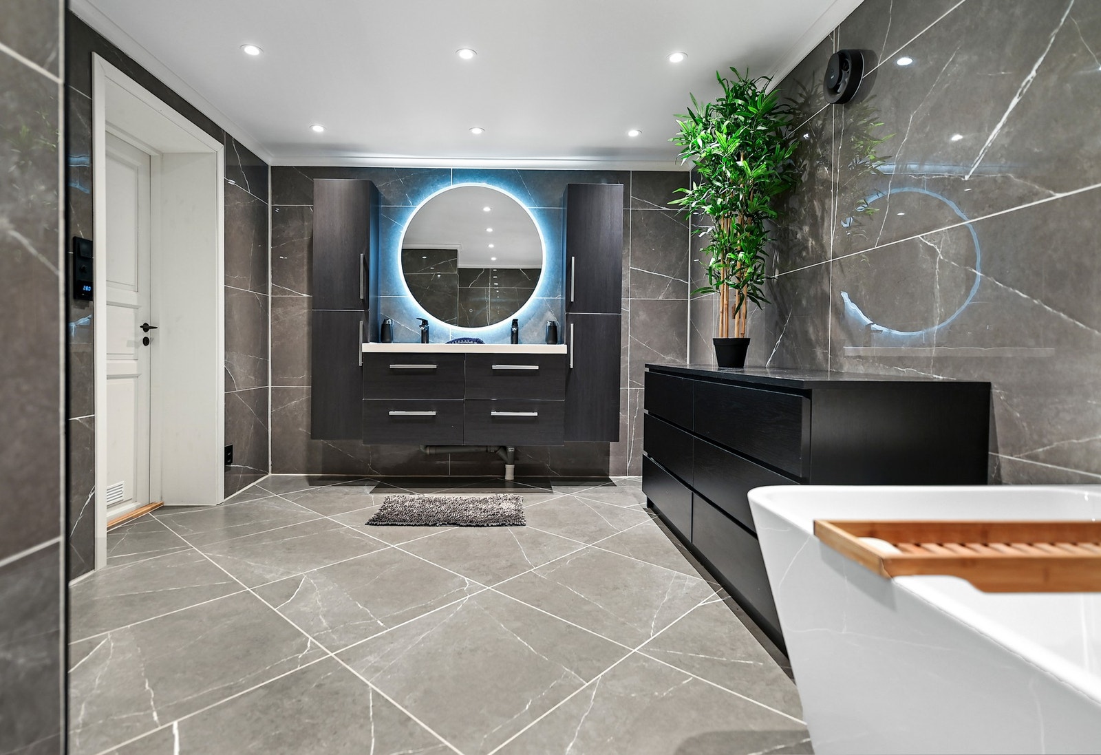 Innredningene er holdt i tidsriktige farger, gulvene er belagt med fliser og har varmekabler som gir behagelig, barfotvennlig varme. Galleribilde