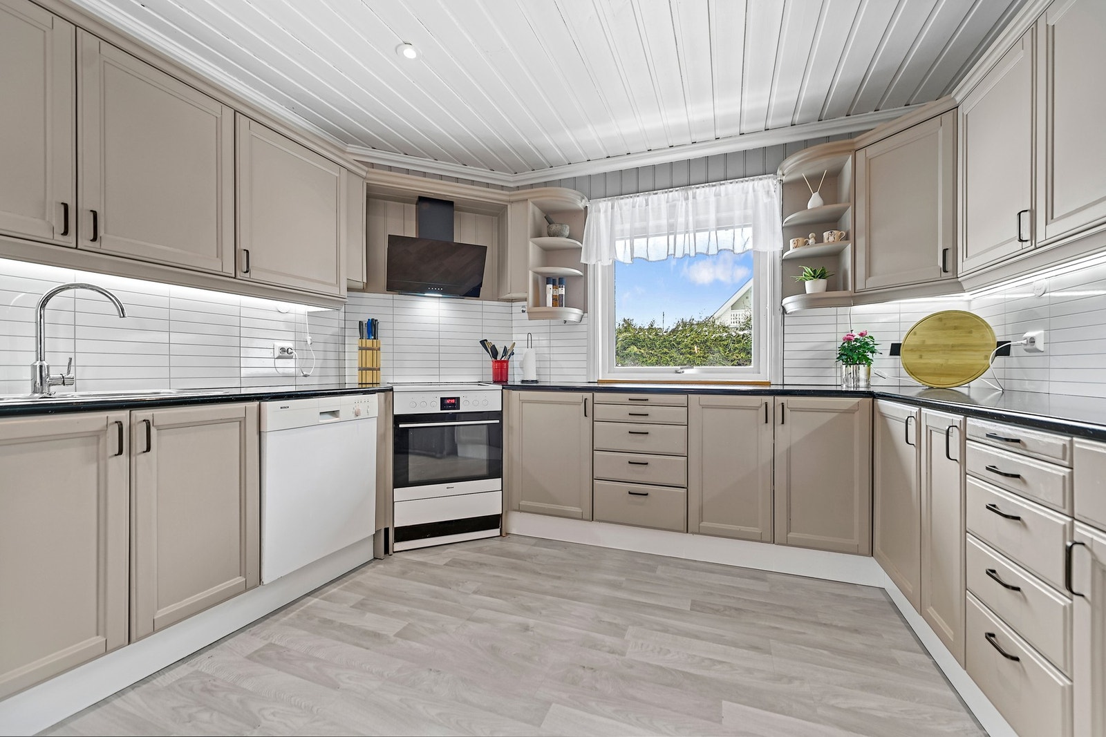 Kjøkkeninnredning med ukjent alder, men modernisert i nyere tid. Galleribilde