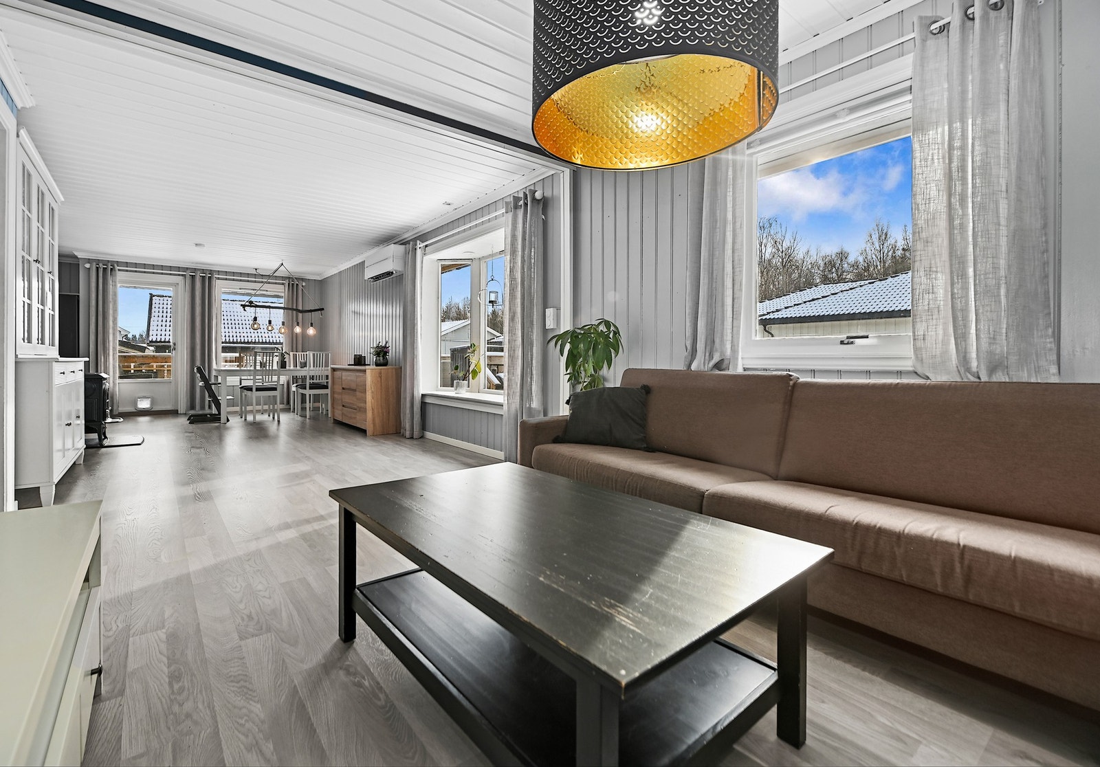 Den åpne og praktiske planløsningen gjør det enkelt å møblere, med god plass til både sofagruppe og spisestue. Galleribilde