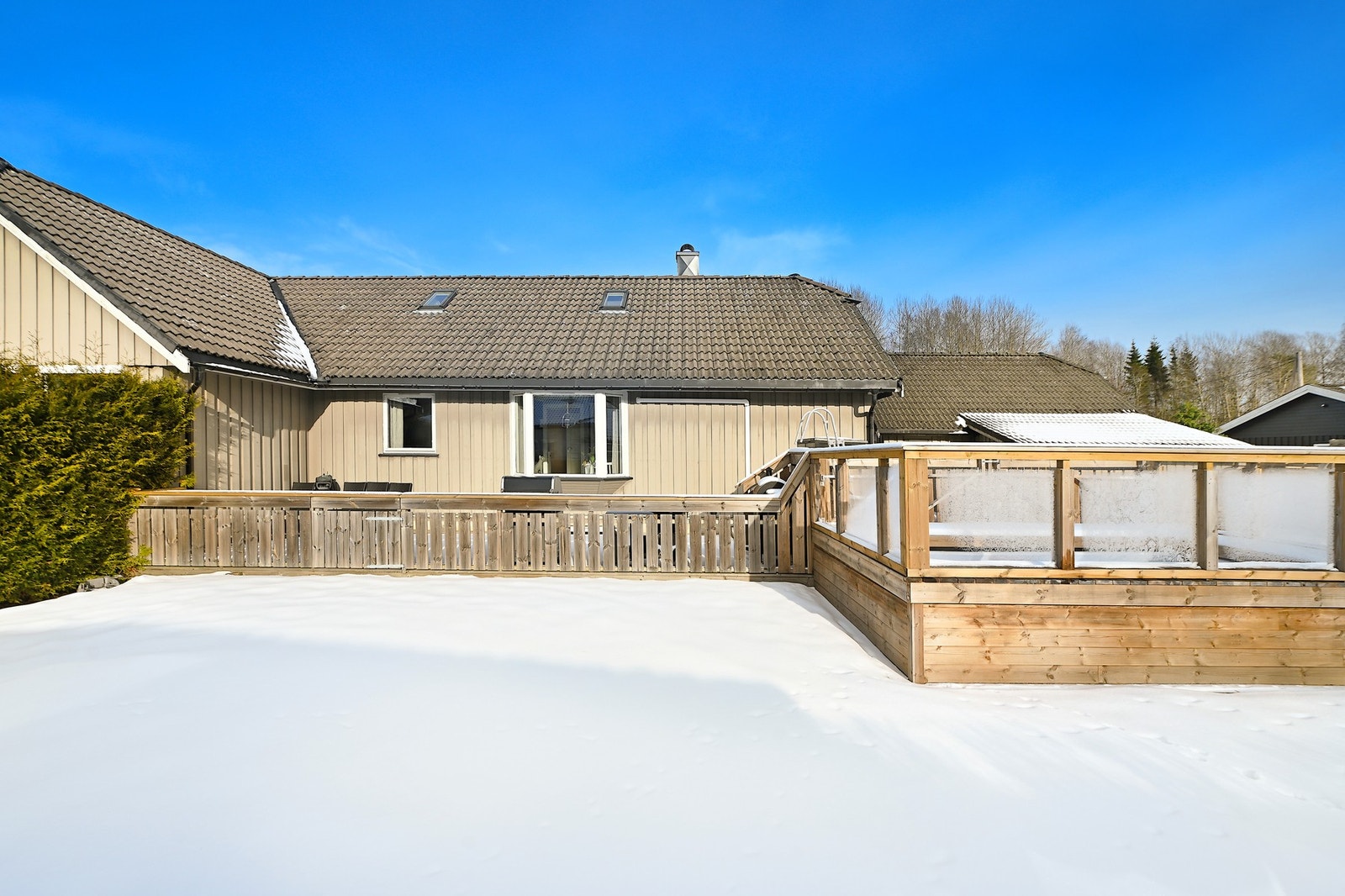 Området er svært populært blant barnefamilier, med godt bomiljø og trygge omgivelser. Her vil du bo i en innflytningsklar bolig med god standard, i et populært, veletablert boområde. Galleribilde