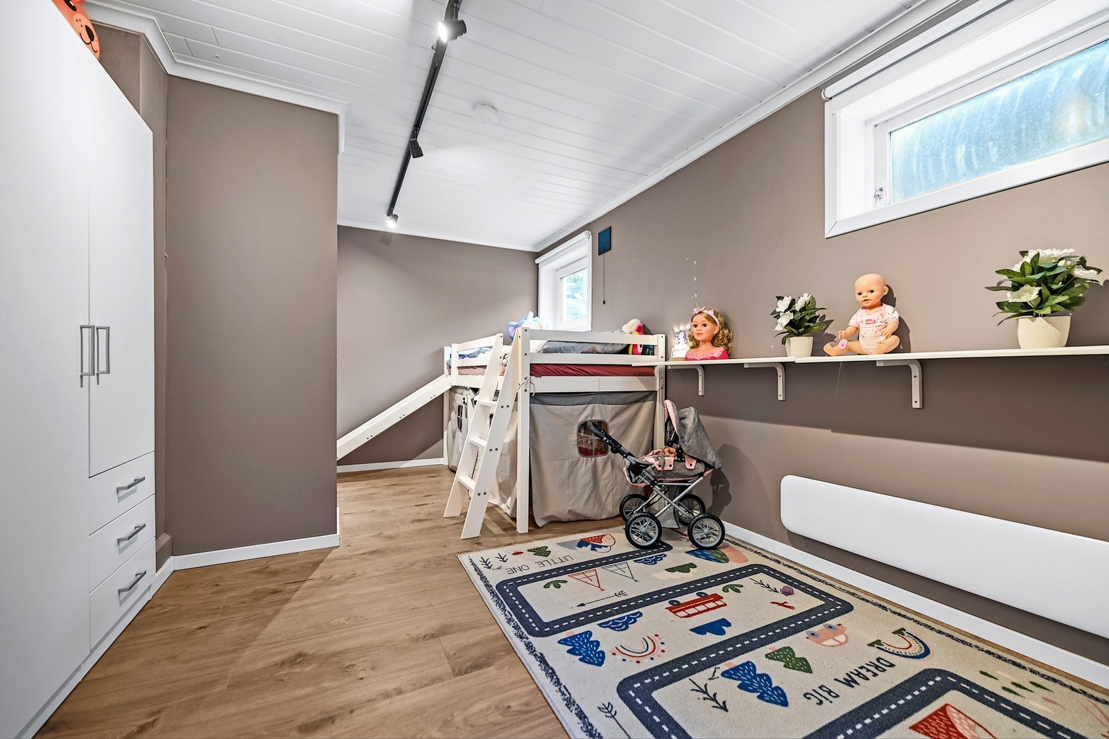 Innredet rom 2 i kjeller benyttet som soverom. Kjelleren er ikke godkjent for varig opphold. Galleribilde